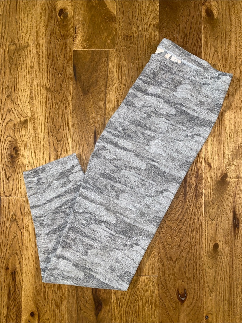 Soft Surroundings Womens size L light Gray Camo patterned Leggings